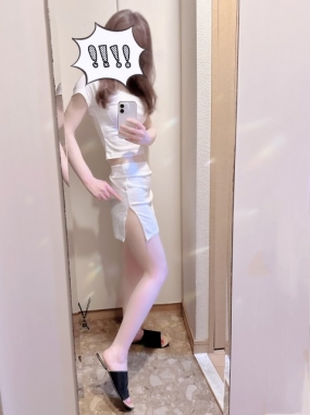 『スカートをハサミで切ってみた…///』
